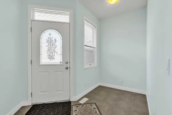 34 Royal MNR NW, Calgary, AB T3G 5T7