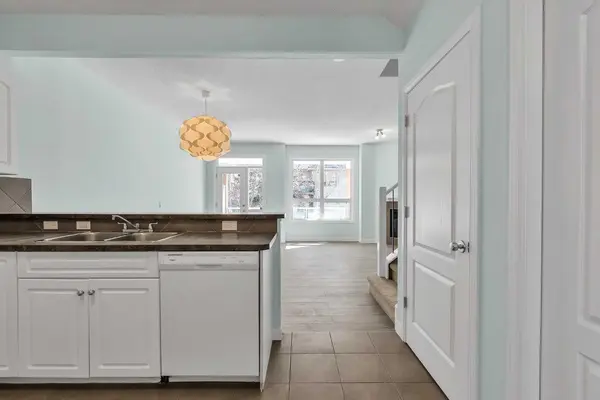 34 Royal MNR NW, Calgary, AB T3G 5T7