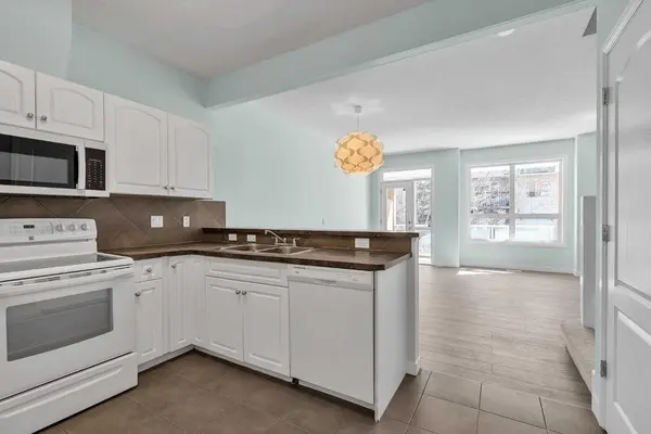 34 Royal MNR NW, Calgary, AB T3G 5T7