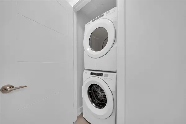 664 Spadina AVE #209, Toronto C01, ON M5S 2H7