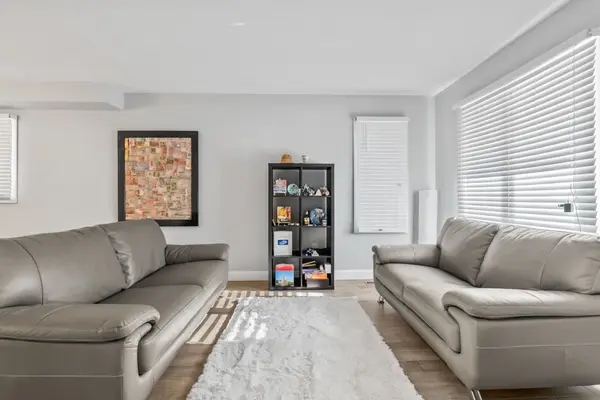 1040 Beaver Valley CRES, Oshawa, ON L1J 8N2