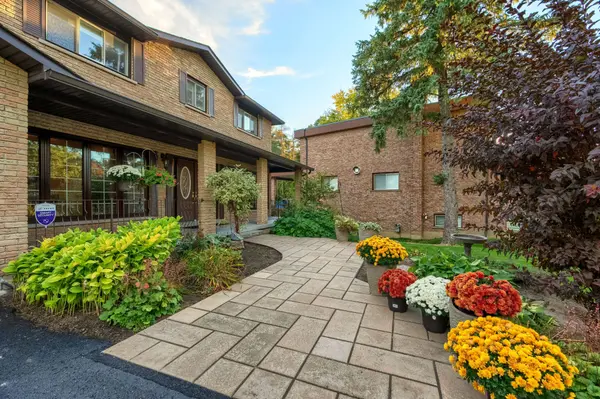 17 Black Willow CT, Richmond Hill, ON L4E 2M7