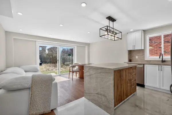 283 Dunsmore LN, Barrie, ON L4M 7A7