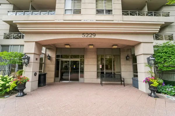 5229 Dundas ST W #2002, Toronto W08, ON M9B 6L9