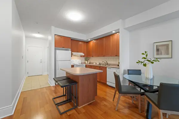 5229 Dundas ST W #2002, Toronto W08, ON M9B 6L9