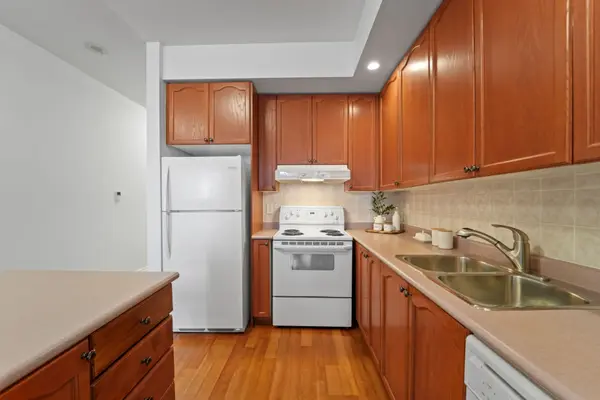 5229 Dundas ST W #2002, Toronto W08, ON M9B 6L9