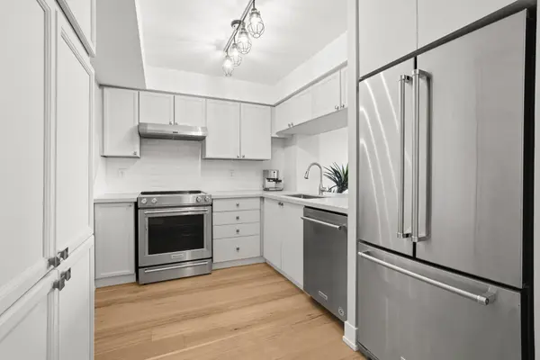 190 Manitoba ST #802, Toronto W06, ON M8Y 3Y8