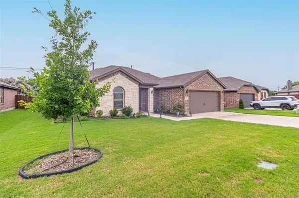 1338 Winding Hollow Drive, Grand Prairie, TX 75052