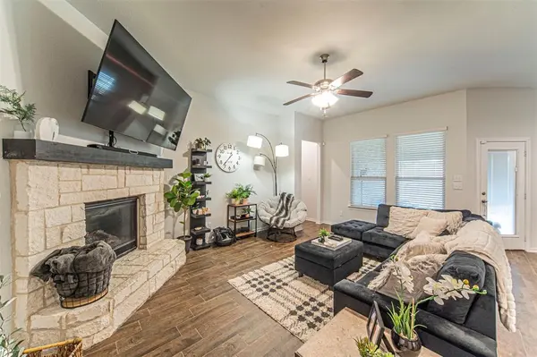 1338 Winding Hollow Drive, Grand Prairie, TX 75052