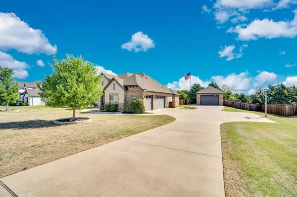 2730 Clear Lake Drive, Midlothian, TX 76065
