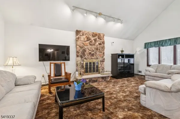 2 Grenoble Ct, Old Bridge Twp., NJ 07747