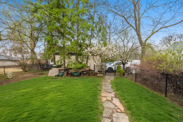 1350 Mount Pleasant RD, Toronto C04, ON M4N 2T3