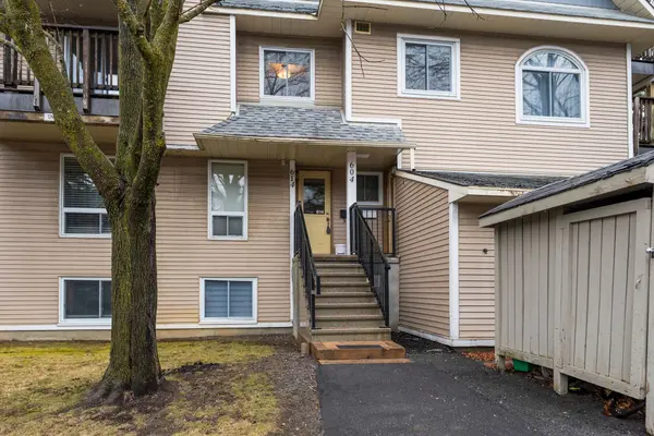 614 Tanguay CT, Kanata, ON K2L 3X3