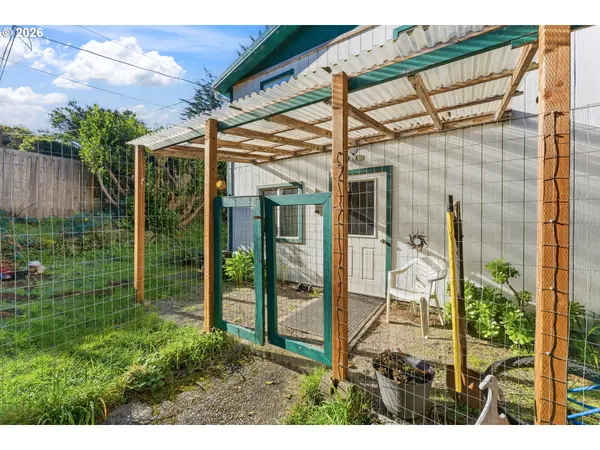 805 COAST GUARD HILL RD, Port Orford, OR 97465