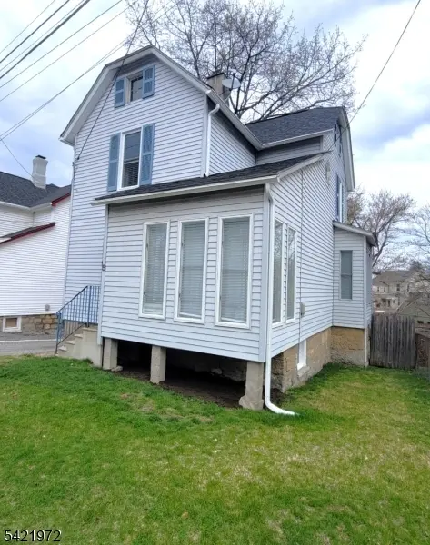 5 Cedar St, Newton Town, NJ 07860