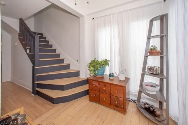 5 Cedar St, Newton Town, NJ 07860