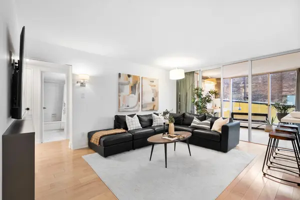 30 Wellington ST E #404, Toronto C08, ON M5E 1S3