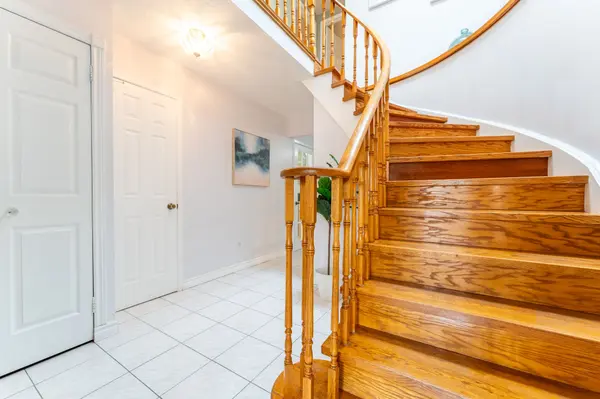 52 Lavron CT, Markham, ON L3S 2P1