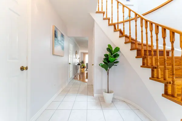 52 Lavron CT, Markham, ON L3S 2P1