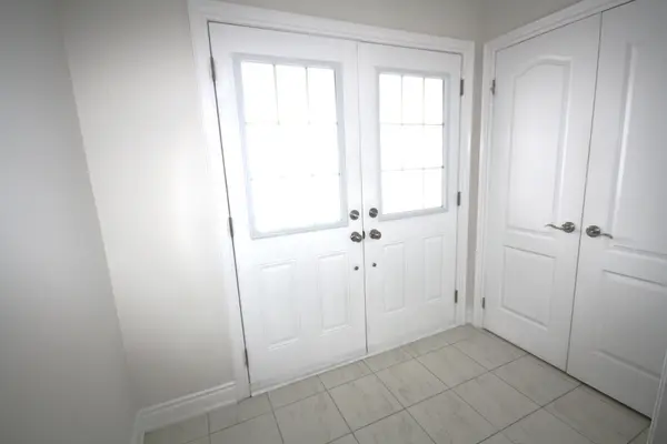 66 White CRES, Barrie, ON L4N 5Z9