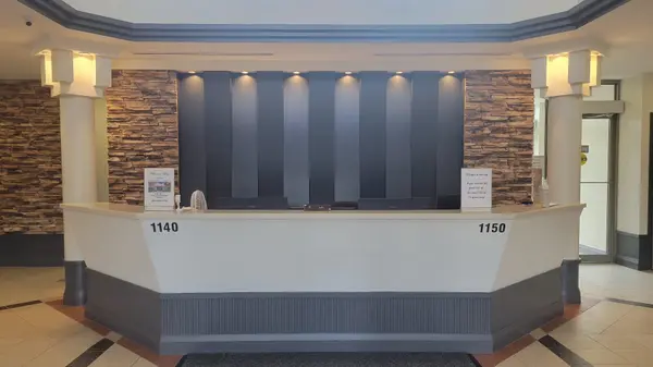 1150 Parkwest PL #409, Mississauga, ON L5E 3K4