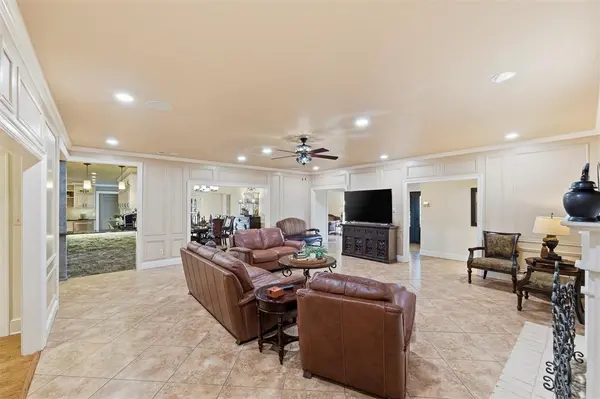 2000 Lakehill Court, Arlington, TX 76012