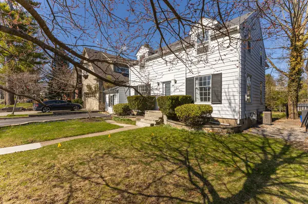 25 Howard AVE, Oakville, ON L6J 3Y2