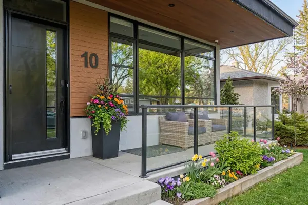 10 Lissington DR SW, Calgary, AB T3E 5E1