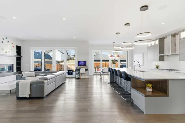 10 Lissington DR SW, Calgary, AB T3E 5E1