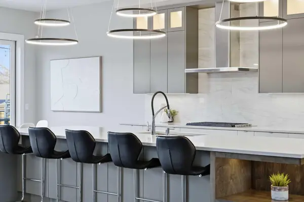 10 Lissington DR SW, Calgary, AB T3E 5E1