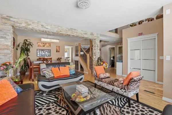 5221 Coral Shores DR NE, Calgary, AB T3J 3J7