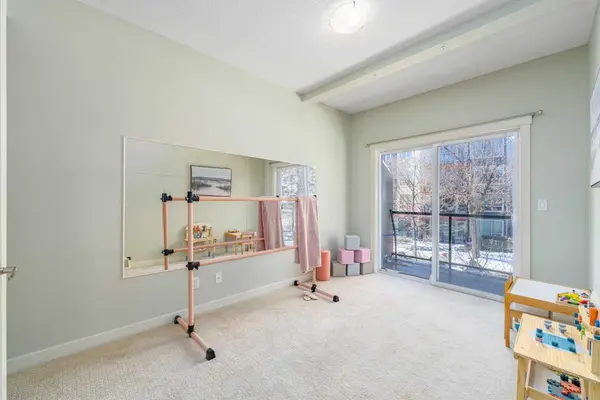 808 4 ST NE #1, Calgary, AB T2E 3T1