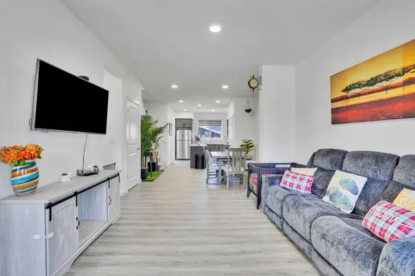 195 Savoy LNDG SE, Calgary, AB T3M 2M6