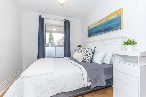 2378 St Clair AVE W, Toronto W02, ON M6N 1K8