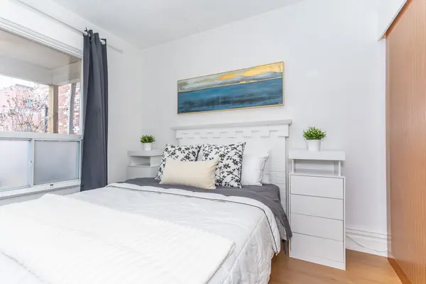 2378 St Clair AVE W, Toronto W02, ON M6N 1K8