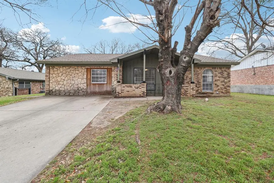 413 Glenhaven Drive, Azle, TX 76020