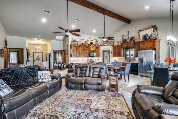 332 Rs County Road 3130, Emory, TX 75440