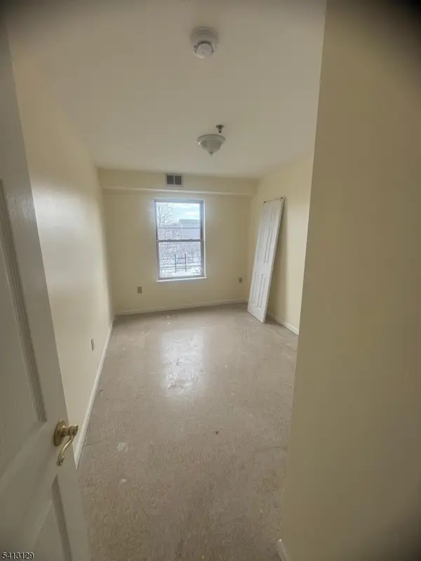 600 Fulton St #301, Elizabeth City, NJ 07206