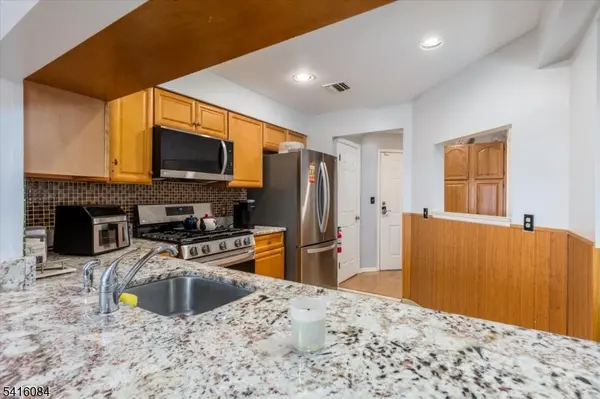 2 Crystal Ln, Paterson City, NJ 07501