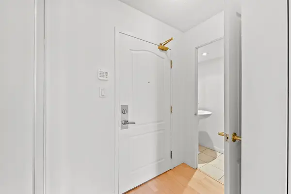 18 Wanless AVE #606, Toronto C04, ON M4N 3R9