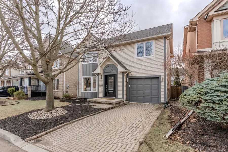 2218 Bluegrass LN, Burlington, ON L7L 6L5