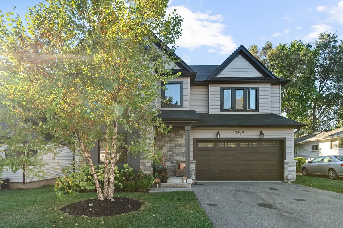 258 Andrew ST, Newmarket, ON L3Y 1H2