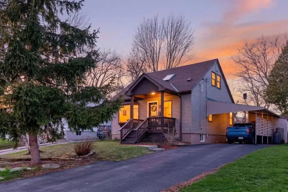 9 Morton AVE, Hamilton, ON L9H 2P4