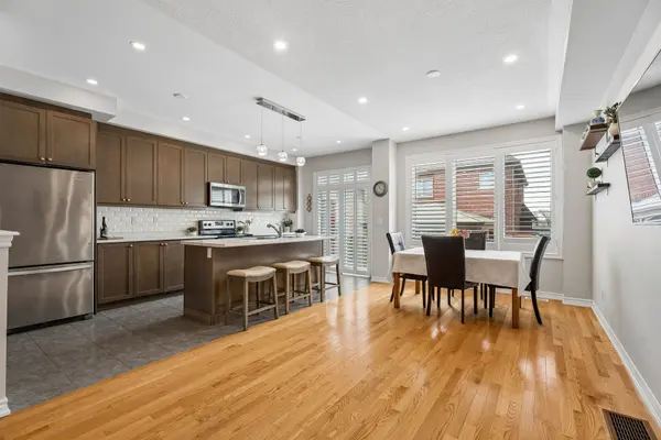 105 Alvin Pegg DR, East Gwillimbury, ON L9N 0R7