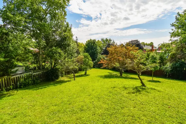 11 Thackeray CRES, Barrie, ON L4N 6J6