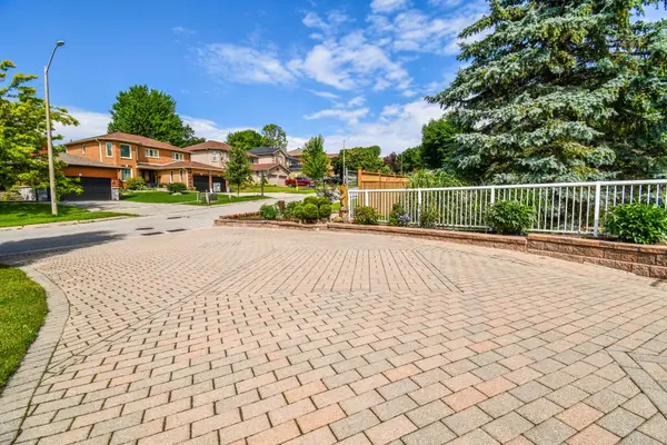 11 Thackeray CRES, Barrie, ON L4N 6J6