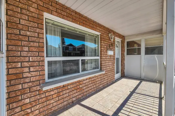 190 Belgravia AVE, Toronto W04, ON M6E 2M7