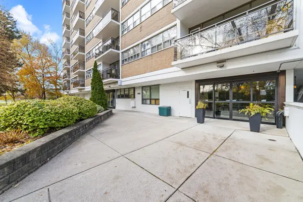 212 Kerr ST #503, Oakville, ON L6K 3B1