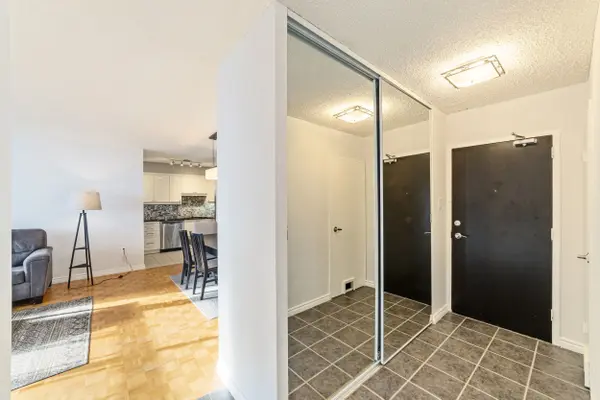 212 Kerr ST #503, Oakville, ON L6K 3B1