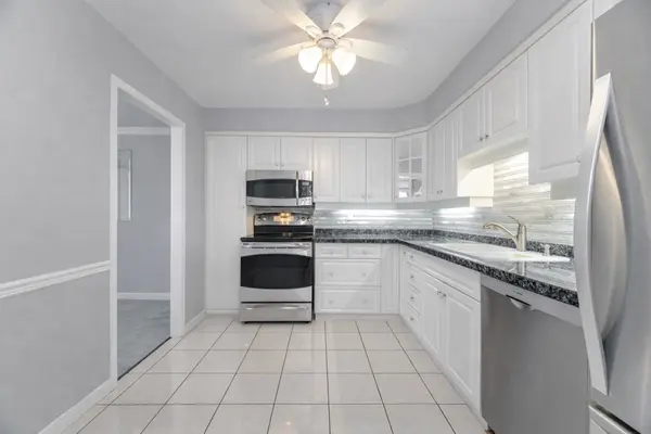 166 Mountain Park AVE #201, Hamilton, ON L8V 1A1